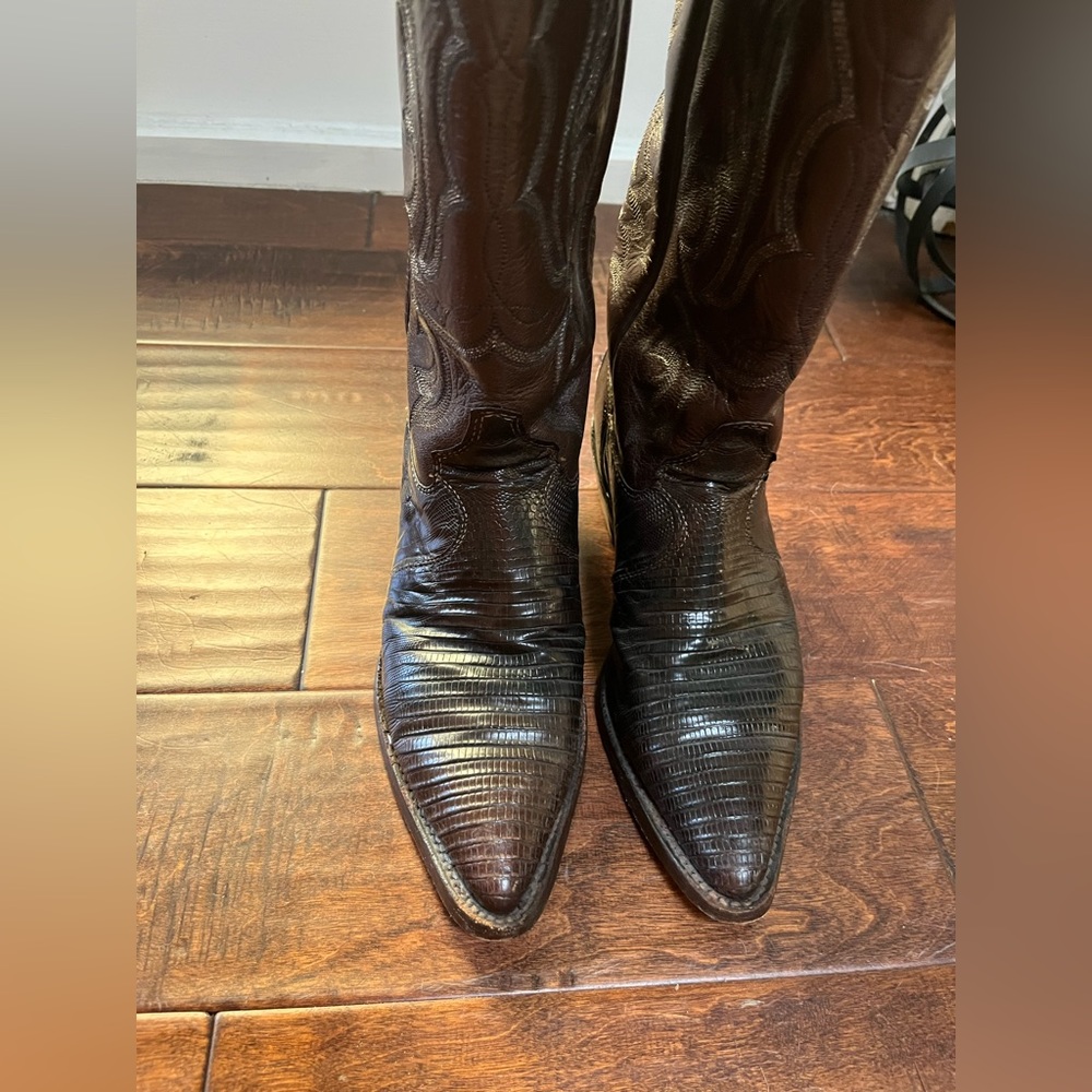 Justin ladies authentic cowboy boots. Dark brown color. Excellent condition - Picture 6 of 10